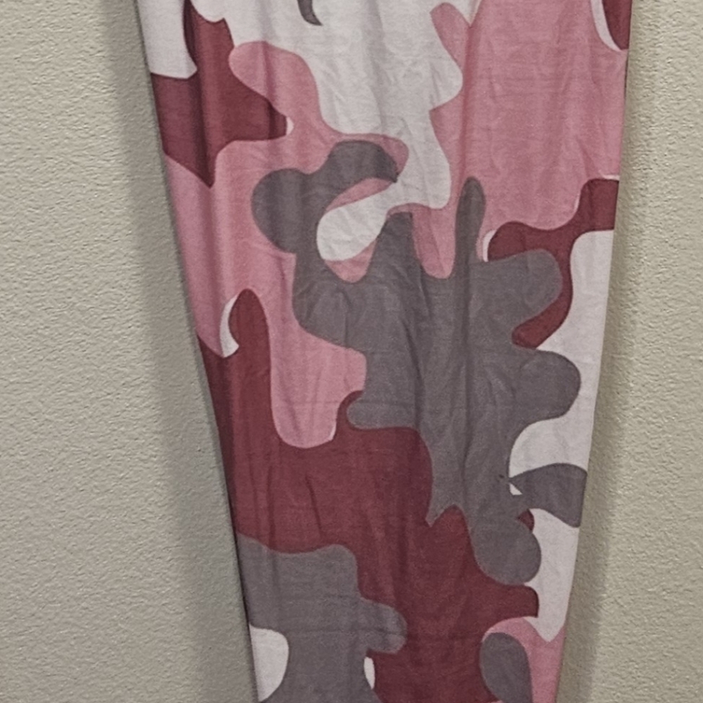 Pink Camo Tank and Legging Set NWOT - Picture 3 of 3